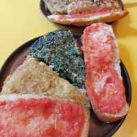 Frittate servite con bruschette at Santa Vegana in Barcelona