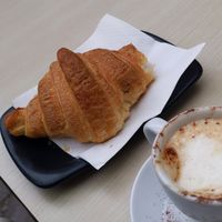 Croissant i cafè vegà at Santa Vegana in Barcelona