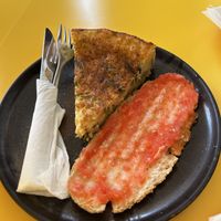 Tortillas di zucchine e pane e pomodoro   at Santa Vegana in Barcelona