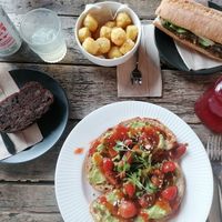 Chocolate and courgette loaf, hash browns, smashed avo with sweet chilli sauce, hoisin sarnie and iced tea at Gaard 2 Coffee Hide in Sheffield
