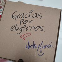 Cute message on the pizza carton 🥹 at Menta y Limón in Buenos Aires