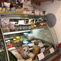 Display cabinet with veggies and condiments  at Vegan Come Koala in Pisa