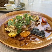 Vegan hartig gele bieten taartje  at Nieuw Westert in Egmond-binnen