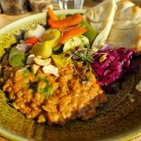 Linzencurry met gegrilde groenten,  rode kool en naanbrood. at Nieuw Westert in Egmond-binnen