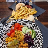Probierplatte, BBQ Burger, Pommes, Nuggets, Dips, Salat, Bowl at Sonderling in Bielefeld