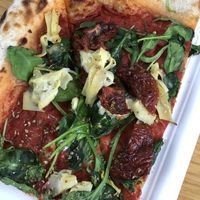 Artichokes, tomato and rocket pizza   at Nini e Pettirosso in Berlin