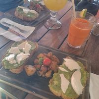 Frühstück: Avocado Toast mit veganem Käse und genial gewürzten Kartoffeln, man hat die Option zwischen Kartoffeln, Salat und Früchten zu wählen. Dazu frisch gepresster Saft. at Café Mogagua in Isla Mujeres