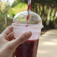 Smoothie de banana y frambuesas at Cafe Perle in Toulouse