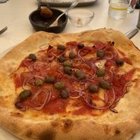 Pizza w vegan cheese  at Esmorga in Pontevedra