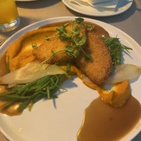 Veganes Rettichschnitzel mit Süßkartoffelpüree, Zuckerschotten und leckerer Sauce! Im Hintergrund vegane Aioli(Vorspeise)  at Leib & Seele in Norderney