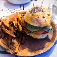Quinoa burger met zoete aardappelfrietjes  at Gaia Natural Food in Hyeres