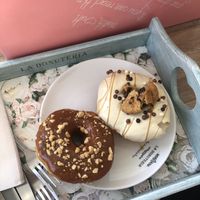 Quella a sinistra è la ciambella vegana al burro di arachidi  at La Donuteria in Paris