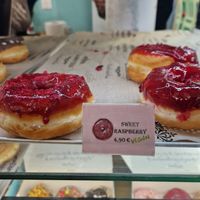 Très bon goût de framboise !! at La Donuteria in Paris