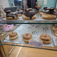 Donut Peanut Butter Vegan (l'étiquette est cachée) at La Donuteria in Paris