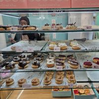 Vitrine en fin d'après-midi, encore pas mal de choix pour les options véganes ! at La Donuteria in Paris