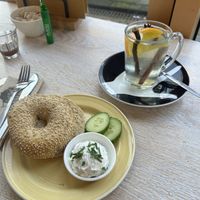 Sesambagel mit Schnittlauchfrischkäse + frischer Tee mit Zimt, Süßholz und Sternanis - 8,45€   at Bagels & Beans - Waterlooplein in Amsterdam