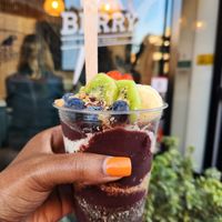 Acai bowl at Oakberry - Via Caradosso in Milan