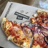 Vegan margarita with tomatoes and red onion  at Pizzatopia - Grodzka in Krakow