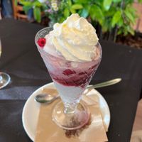 Vegansk isdessert med rødvinsmarineret hindbær  at Café Solvogn in Hoejby