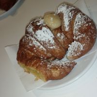 Croissant 🥐 vegano ripieno di crema pasticcera 🥹😍 at Pasticceria Simi in Massa