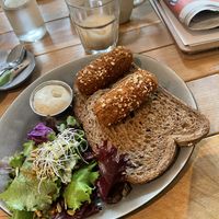 Twee oesterzwamkroketten met vegan kruidenmayonaise.   at Volkshuis Deventer in Deventer