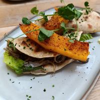 Flatbread met gebakken oesterzwammen en geroosterde pompoen at Volkshuis Deventer in Deventer