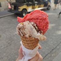Kinder Buenos vegan and strawberry sorbet at Lodziarnia Rinella Gelato in Krakow
