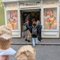 Coffee ice cream and storefront at Lodziarnia Rinella Gelato in Krakow