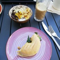 Bananenbowl und halber Holy Hummus Bagel at Heinrich essen & trinken in Konstanz