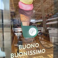 Entrance with a "vegan friendly" sign at Venchi Gelato and Chocolate in Milan