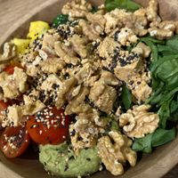 Riz blanc, mangue, tomates cerises, baby épinards, guacamole, algues, sésames.  at Hawaiian Poké Bowl in Louvain-la-neuve