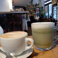 El sitio es genial. El ambiente durante el día es calmado, y hay opciones veganas.  Bebida de almendras y de avena. En la carta hay opciones veganas y vegetarianas riquisima. at Központ in Budapest