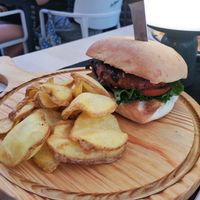 Choriburger con patatas at La Cibulina in Sant Feliu De Guixols