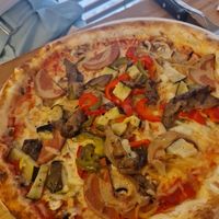 ⊹˚₊ pizza végétarienne avec fromage vegan et supplément jambon ₊˚⊹ at Lou in Lille
