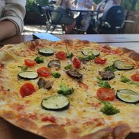 Vegan pizza at Manjedoura in Vila Nova De Milfontes