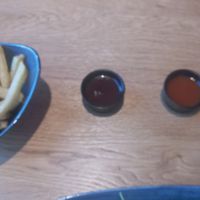 Fries and vegan sauces to serve yourself (ketchup, bbq & kansas bbq) at Le Burger in Gmunden