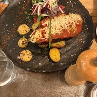 Gefüllte, überbackene Aubergine mit Backkartoffeln, Salat und Hummus  at Nevodi   in Venice