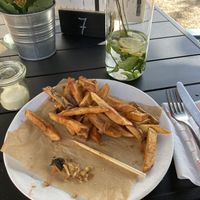 Heerlijk zelf samengestelde falafelburger! Keuze uit verschillende toppings. Helemaal vergeten een foto te maken maar vooral direct aangevallen 😄😋  at Eetwinkel Van Mien in Doetinchem