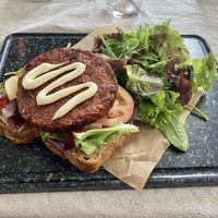 Huisgemaakte falafelburger van Achterhoekse boontjes  at Eetwinkel Van Mien in Doetinchem