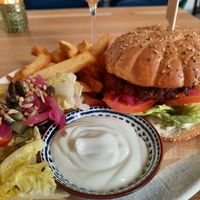 Falafelburger met jalapeños- erg smakelijk! at Eetwinkel Van Mien in Doetinchem