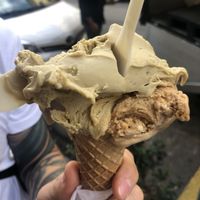 Pistazie (oben) unten irgendwas mit karamel   at Gelateria Pisacane in Genoa