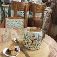 Recomiendo mucho este lugar,  es muy cálido y tienen las mejores opciones veganas y postres deliciosos libres de gluten y veganos también ! Su tarta de manzana y capuccino con le at Indie Café and Concept Store in Cusco