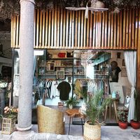 Maravilloso lugar, tiene un espacio limitado pero es muy cálido y acogedor,  tienen postres veganos y libre de gluten,  recomiendo probar Massala Chai con leche de almendra, es bu at Indie Café and Concept Store in Cusco