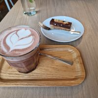 Trinkschokolade mit Hafermilch & Peanut Snickers at green & berry in Bad Homburg
