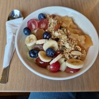 Porridge mit Apfelmus, Granola und Früchten at green & berry in Bad Homburg