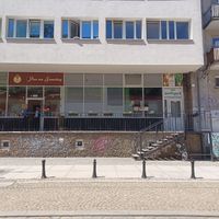 Piec na Szewskiej on the left is an omni pizzeria with vegan options at Saravana's Dosa and Curry in Wroclaw