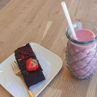 Brownie (the best ever) & pink shake at Sappig in Hasselt