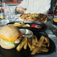 Burguer beyond meat vegan sin gluten y pizza vegan at Hiru Ostatua in Elizondo