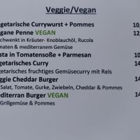 die früher vegane Curryvurst ist jetzt leider nur noch vegetarisch und ein weiteres veganes Gericht wurde von der Karte genommen 👎🏻 at 8 Grad Ost in Schillig