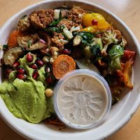 Veggie Bowl auf Reis mit Tahini-Sauce at SimSim in Reutlingen